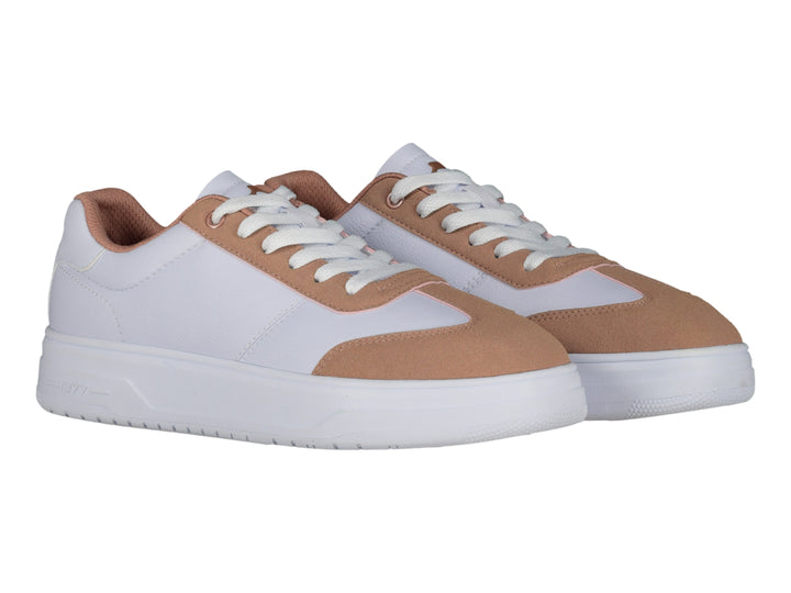 Tenis deportivos Charly en color blanco con detalles en rosa en la punta y zona de cordones.