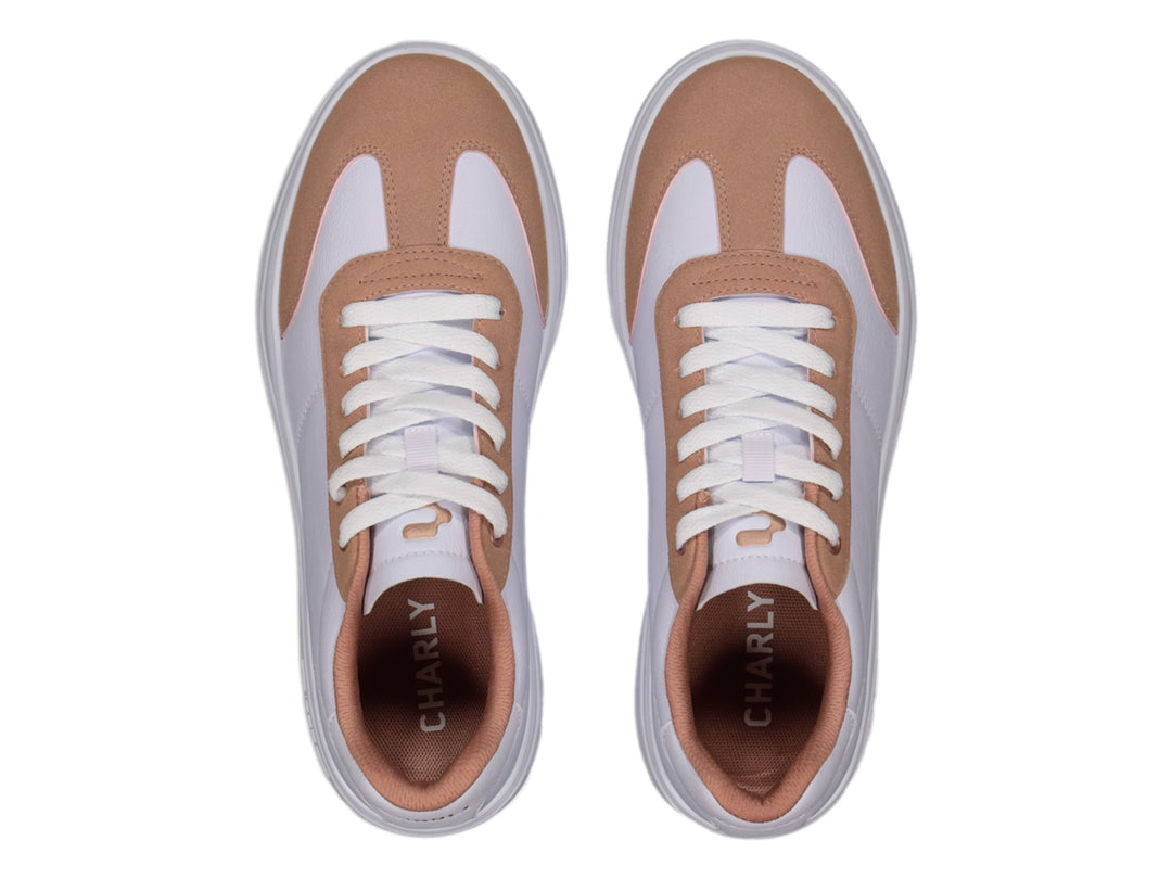 Tenis deportivos Charly en color blanco con detalles en rosa en la punta y zona de cordones.