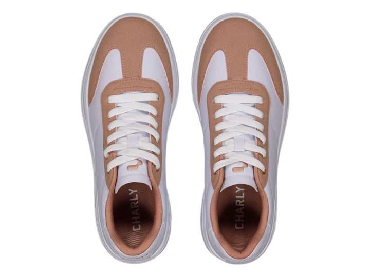 Tenis deportivos Charly en color blanco con detalles en rosa en la punta y zona de cordones.