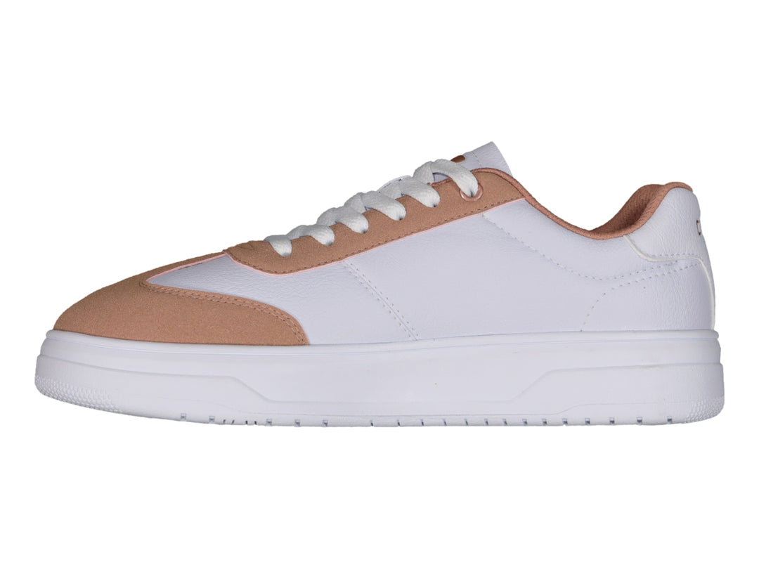 Tenis deportivos Charly en color blanco con detalles en rosa en la punta y zona de cordones.