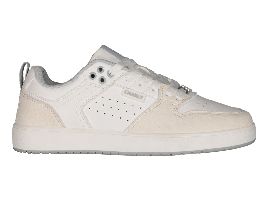Tenis deportivos Charly color blanco con detalles en beige y suela blanca.