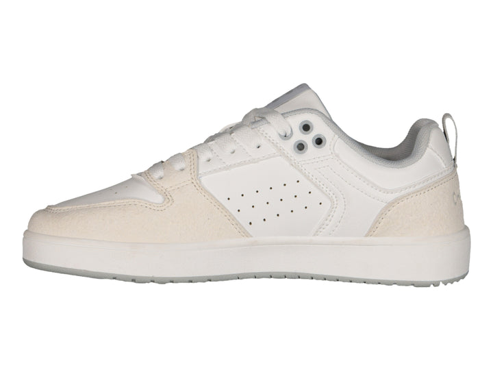 Tenis deportivos Charly color blanco con detalles en beige y suela blanca.