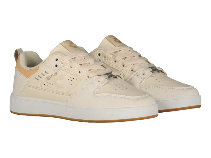 Tenis Charly color beige con suela blanca y detalles en tonos arena para un estilo casual.