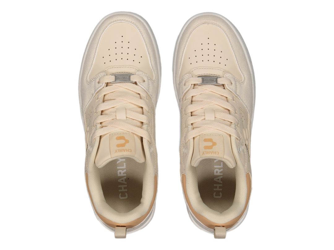 Tenis Charly color beige con suela blanca y detalles en tonos arena para un estilo casual.