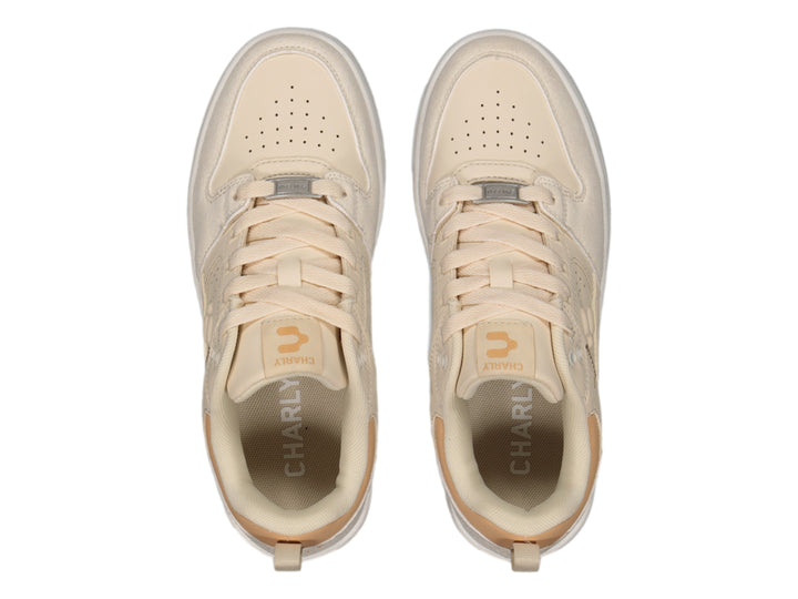 Tenis Charly color beige con suela blanca y detalles en tonos arena para un estilo casual.