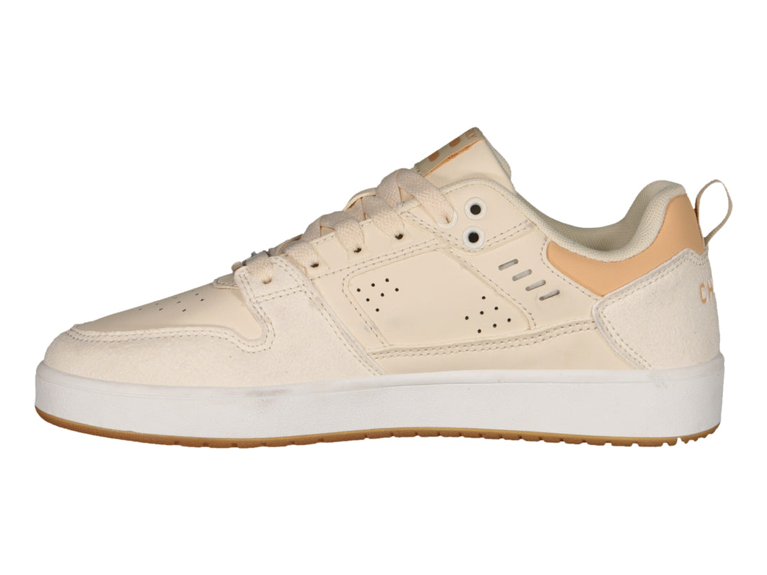 Tenis Charly color beige con suela blanca y detalles en tonos arena para un estilo casual.