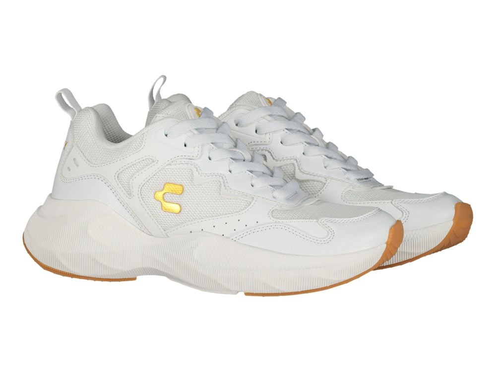 Tenis deportivos Charly blancos con detalles dorados y suela color caramelo.