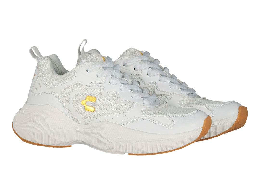 Tenis deportivos Charly blancos con detalles dorados y suela color caramelo.