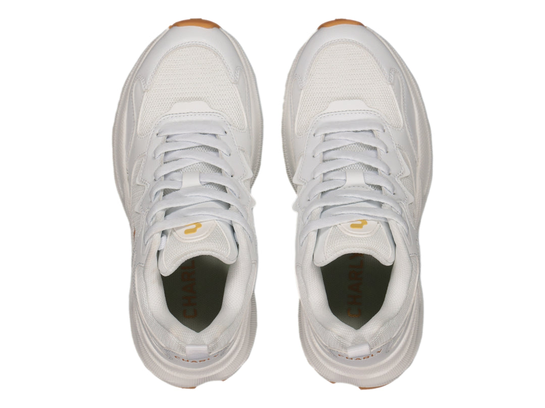 Tenis deportivos Charly blancos con detalles dorados y suela color caramelo.