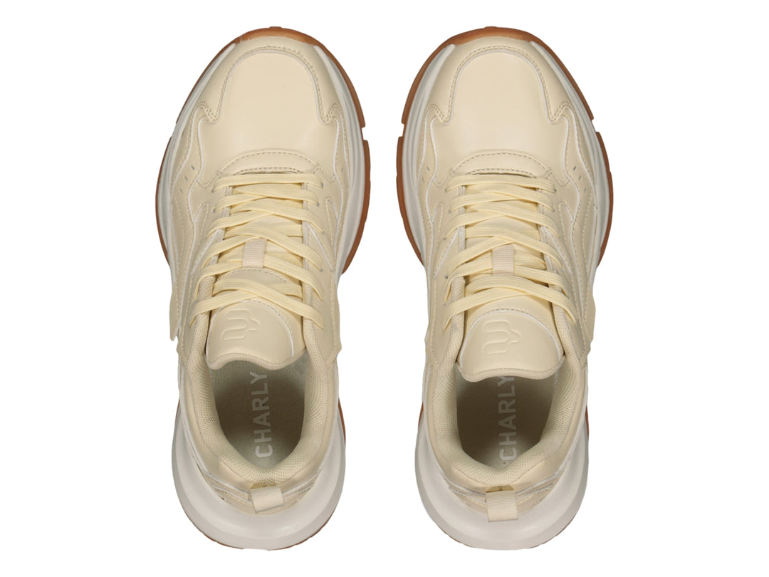 Tenis deportivos Charly color beige con suela ancha en tono café y blanco.