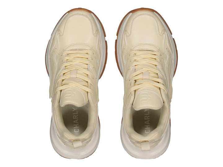 Tenis deportivos Charly color beige con suela ancha en tono café y blanco.