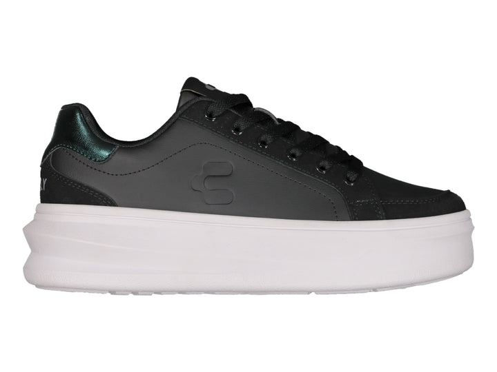 Tenis negros de plataforma con suela blanca y detalle metálico en el talón.