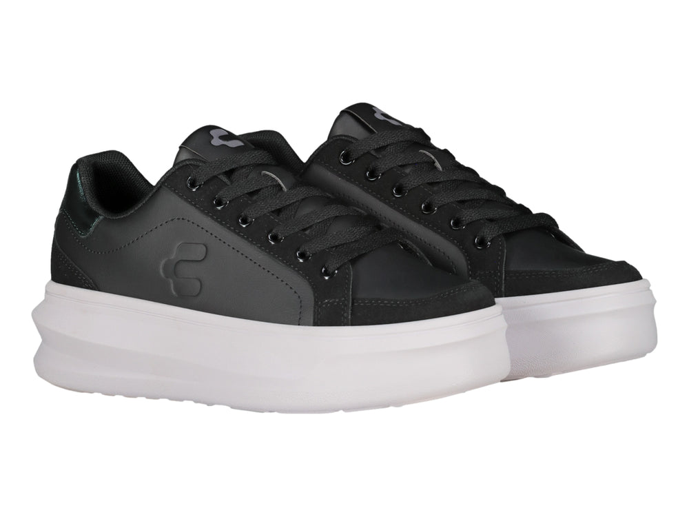 Tenis negros de plataforma con suela blanca y detalle metálico en el talón.