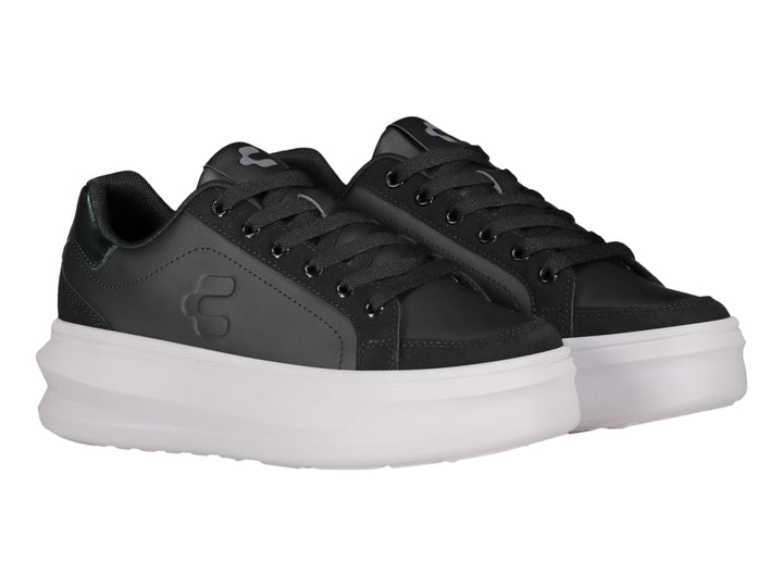 Tenis negros de plataforma con suela blanca y detalle metálico en el talón.