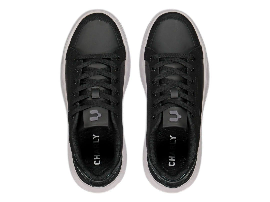 Tenis negros de plataforma con suela blanca y detalle metálico en el talón.