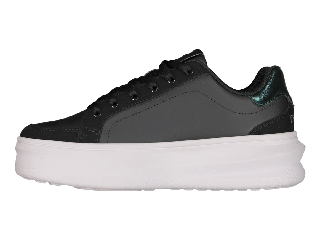 Tenis negros de plataforma con suela blanca y detalle metálico en el talón.