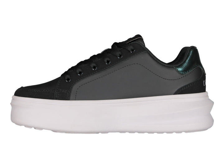 Tenis negros de plataforma con suela blanca y detalle metálico en el talón.