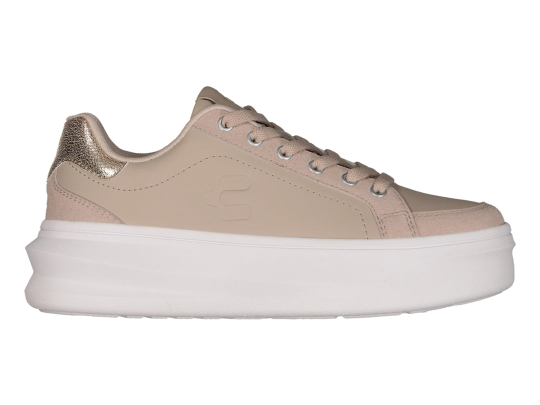 Tenis Charly color beige con suela de plataforma blanca y detalle dorado en el talón.