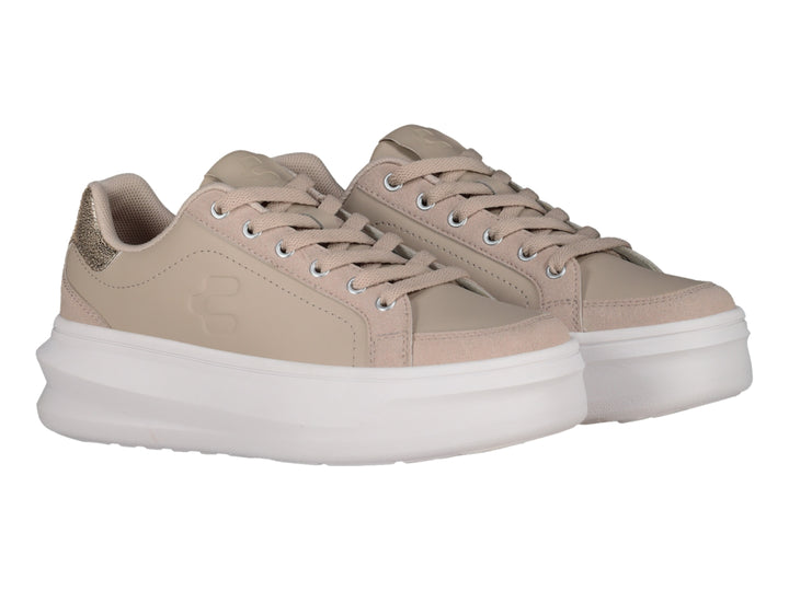 Tenis Charly color beige con suela de plataforma blanca y detalle dorado en el talón.