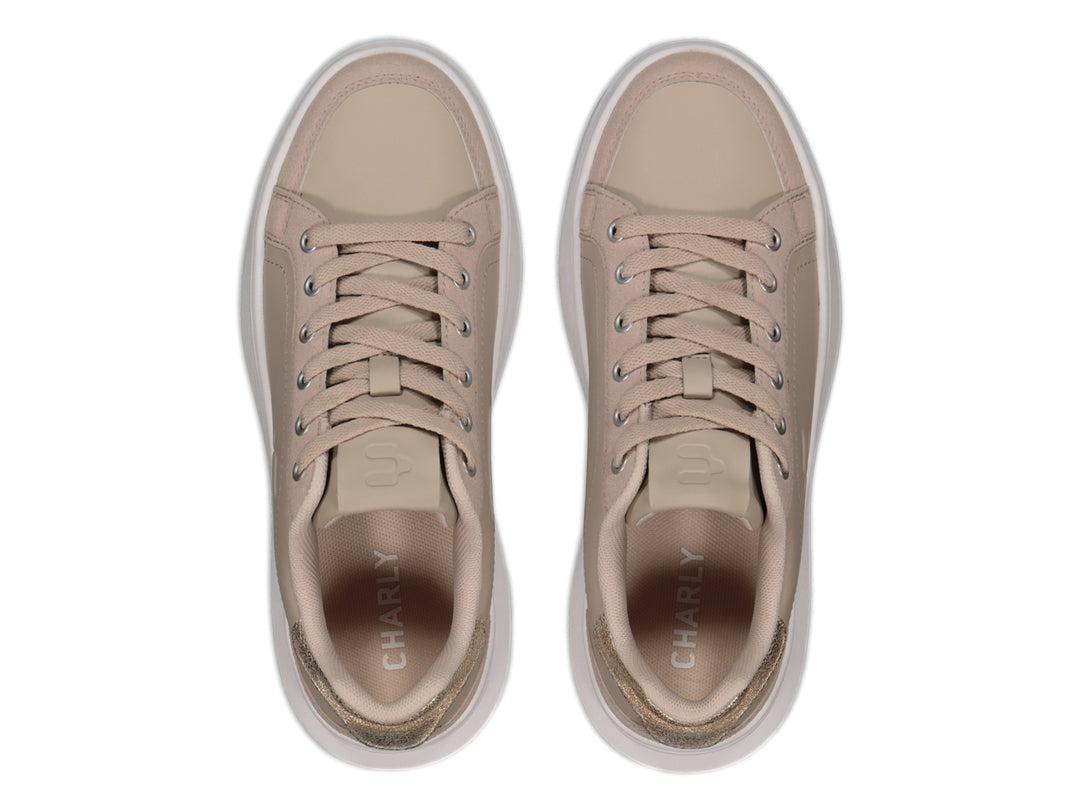 Tenis Charly color beige con suela de plataforma blanca y detalle dorado en el talón.
