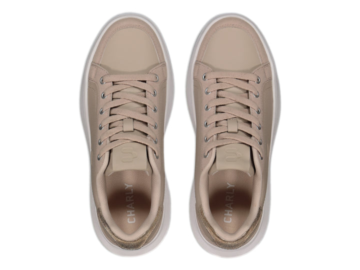 Tenis Charly color beige con suela de plataforma blanca y detalle dorado en el talón.