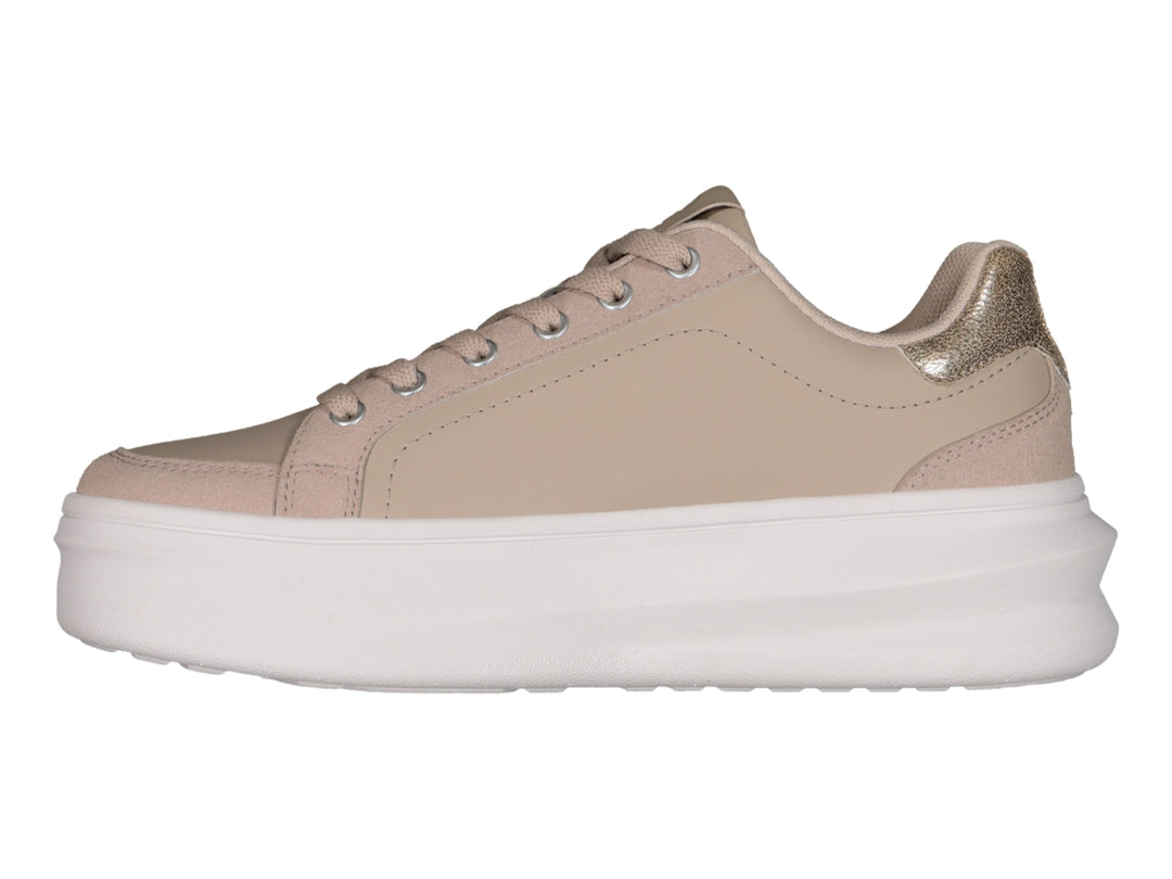 Tenis Charly color beige con suela de plataforma blanca y detalle dorado en el talón.