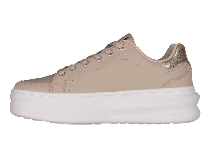 Tenis Charly color beige con suela de plataforma blanca y detalle dorado en el talón.
