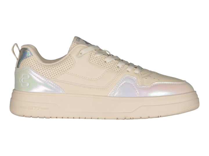 Tenis deportivos Charly color beige con detalles iridiscentes y suela gruesa.