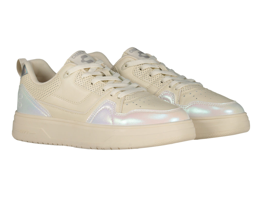 Tenis deportivos Charly color beige con detalles iridiscentes y suela gruesa.