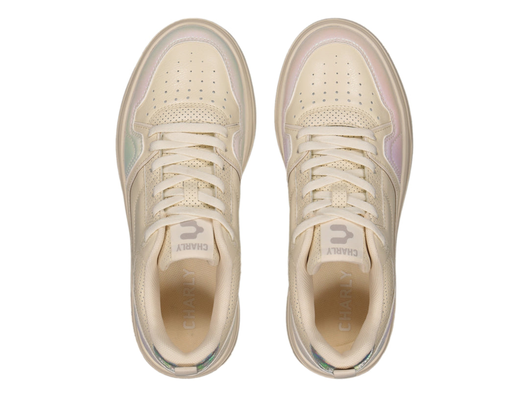 Tenis deportivos Charly color beige con detalles iridiscentes y suela gruesa.