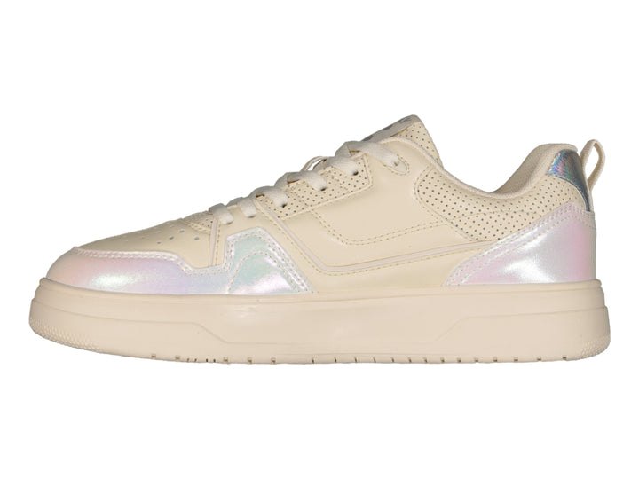 Tenis deportivos Charly color beige con detalles iridiscentes y suela gruesa.