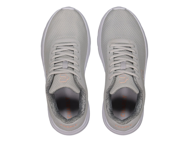 Tenis deportivos Charly color gris con suela blanca y tejido de malla.