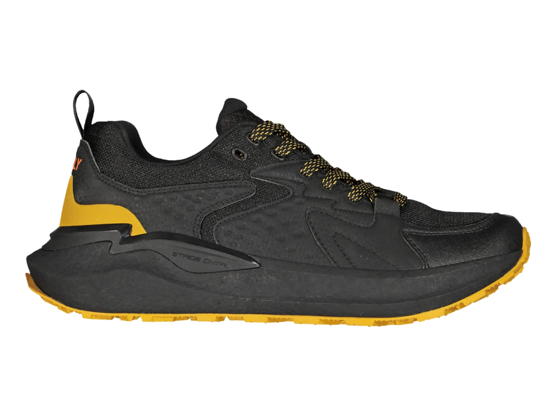 Tenis deportivos color negro con suela y detalle en el talón en color amarillo.