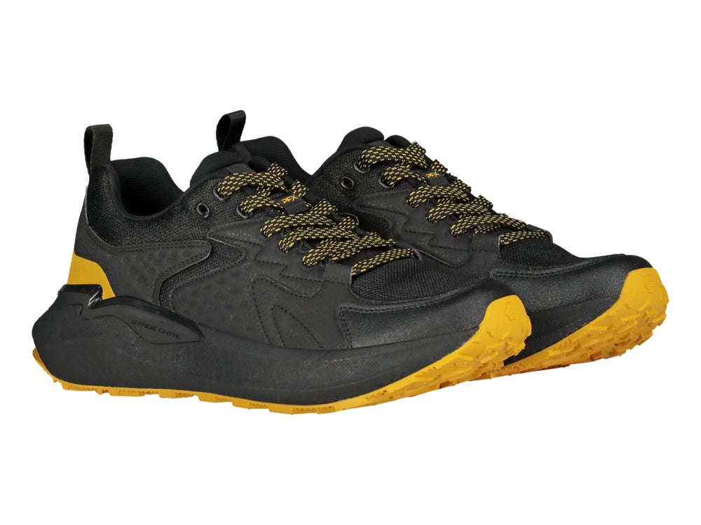 Tenis deportivos color negro con suela y detalle en el talón en color amarillo.