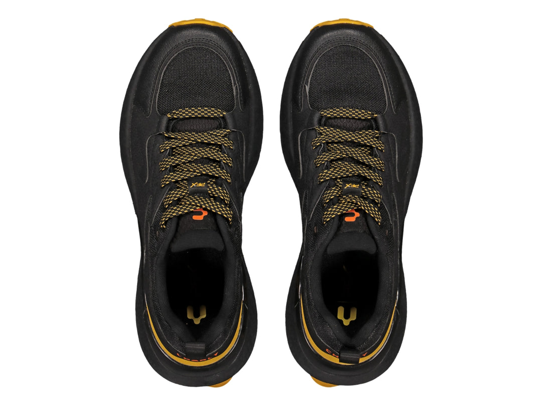 Tenis deportivos color negro con suela y detalle en el talón en color amarillo.