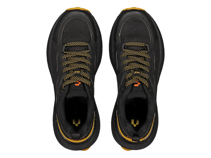 Tenis deportivos color negro con suela y detalle en el talón en color amarillo.