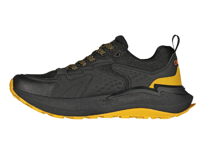 Tenis deportivos color negro con suela y detalle en el talón en color amarillo.