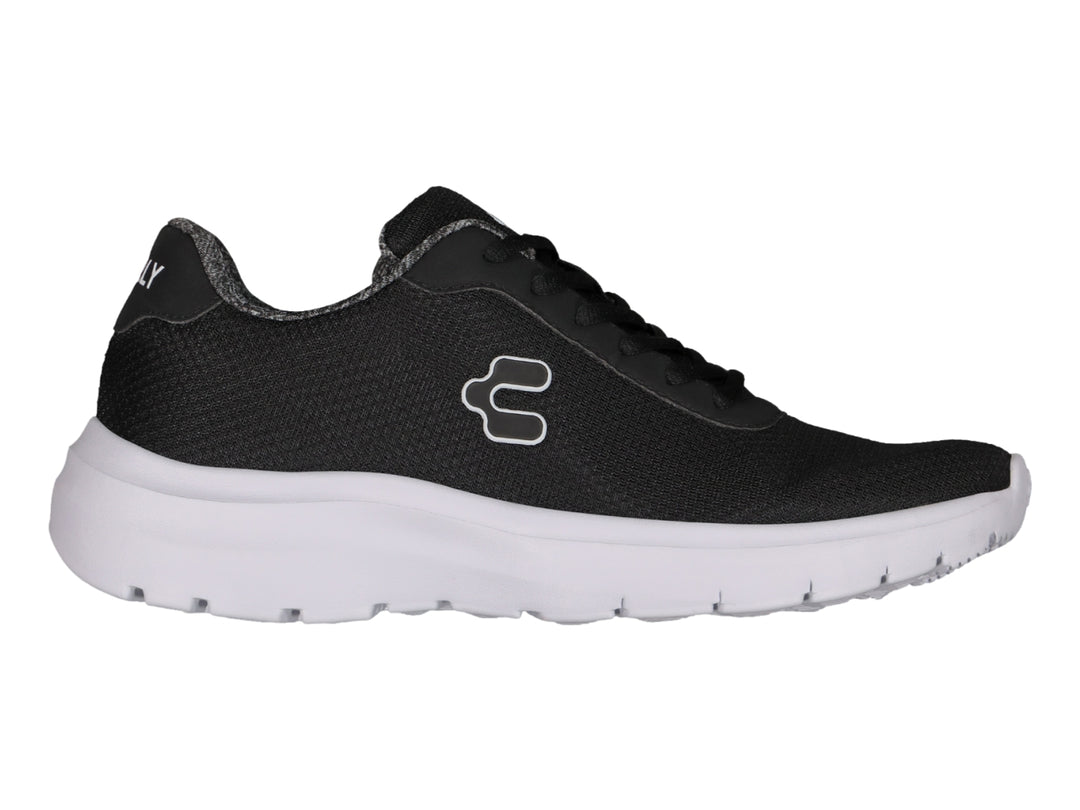 Tenis deportivos Charly color negro con suela blanca y logotipo blanco en el costado.