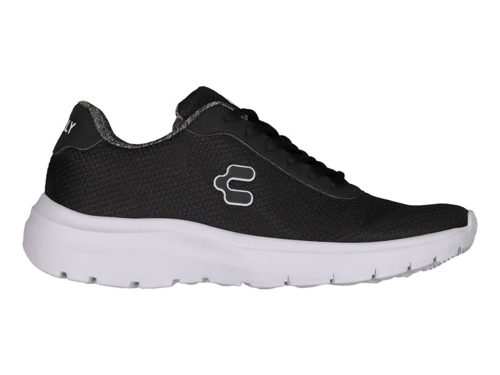 Tenis deportivos Charly color negro con suela blanca y logotipo blanco en el costado.