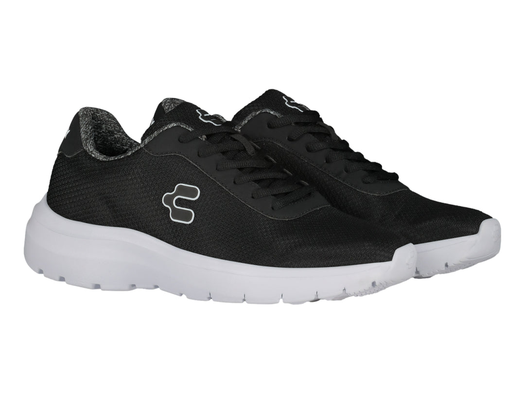 Tenis deportivos Charly color negro con suela blanca y logotipo blanco en el costado.