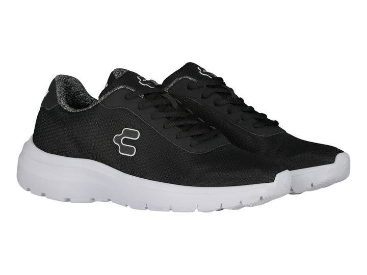 Tenis deportivos Charly color negro con suela blanca y logotipo blanco en el costado.