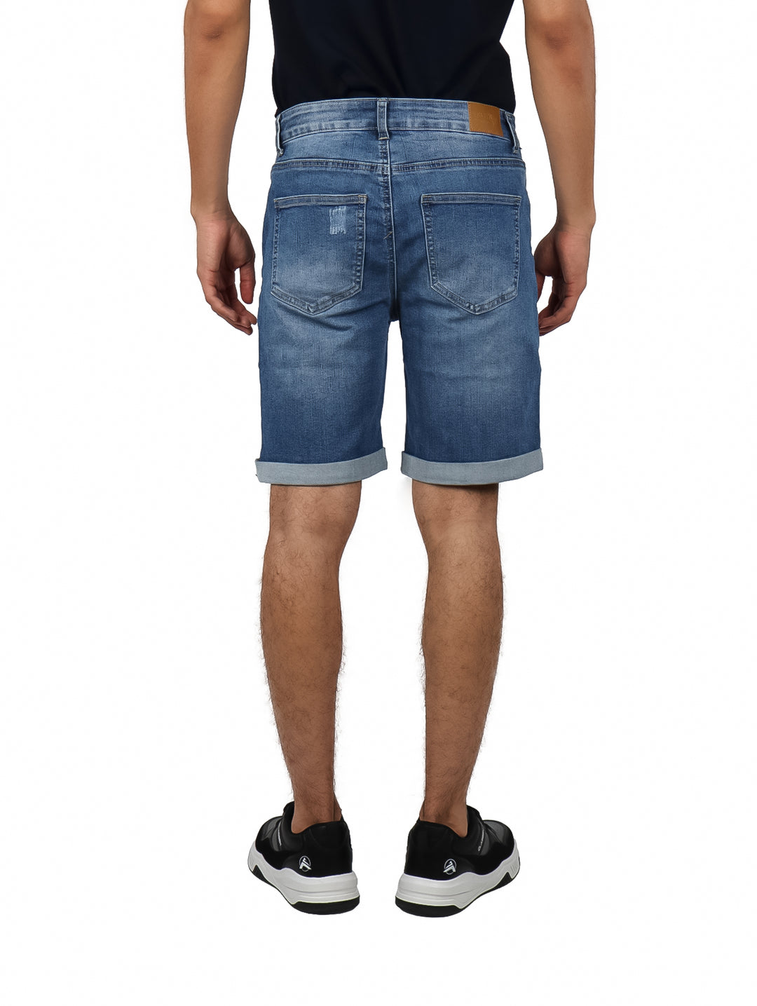 Bermudas de mezclilla color azul medio con detalles desgastados y dobladillo doblado.