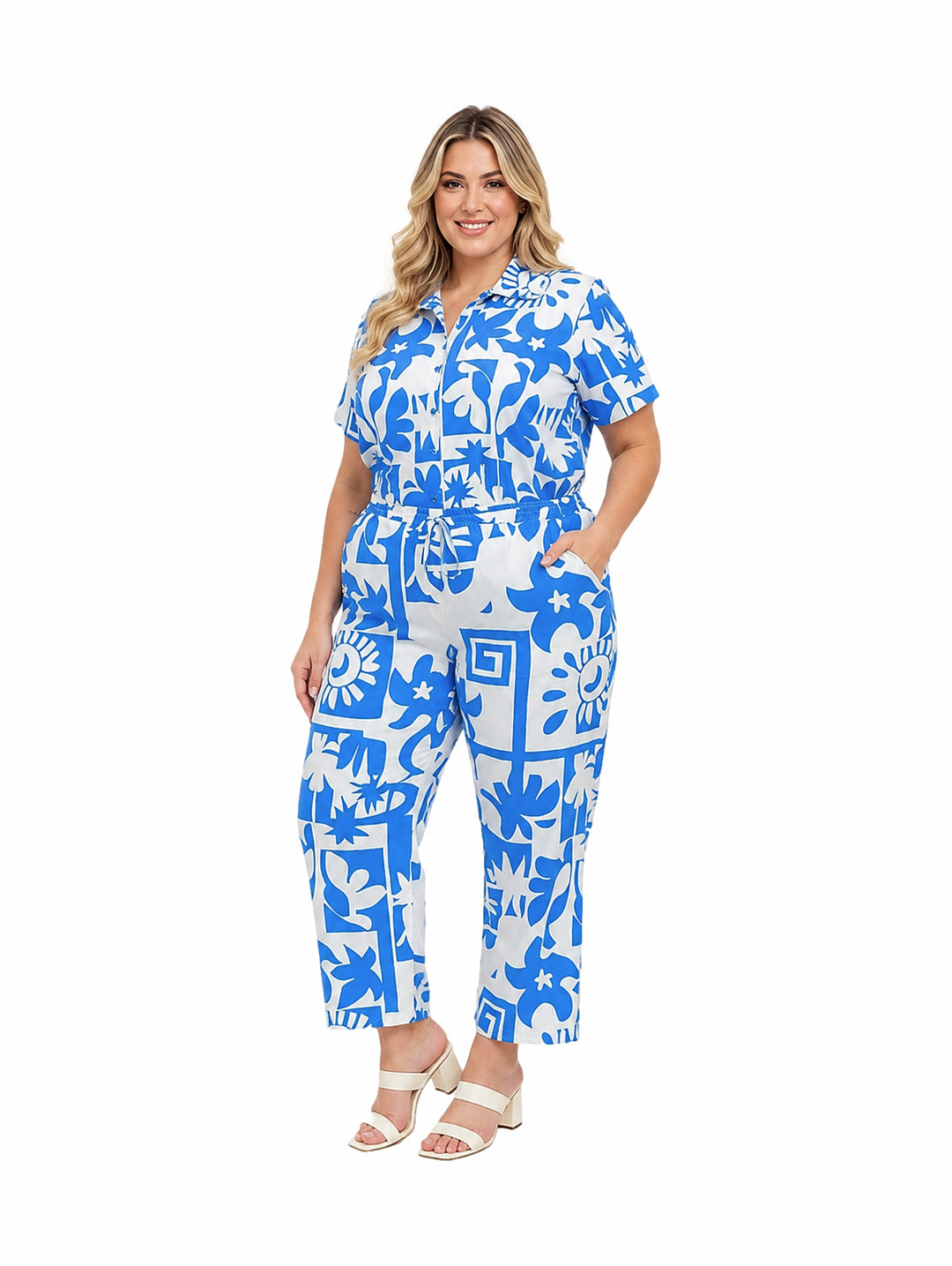 Conjunto de camisa y pantalón azul con estampado blanco floral y geométrico para mujer.