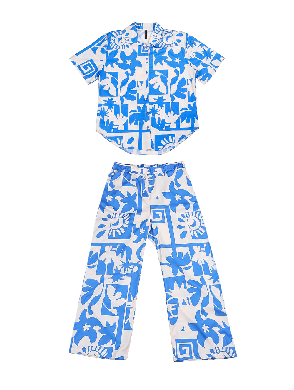 Conjunto de camisa y pantalón azul con estampado blanco floral y geométrico para mujer.