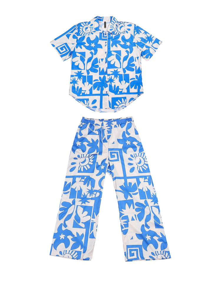 Conjunto de camisa y pantalón azul con estampado blanco floral y geométrico para mujer.