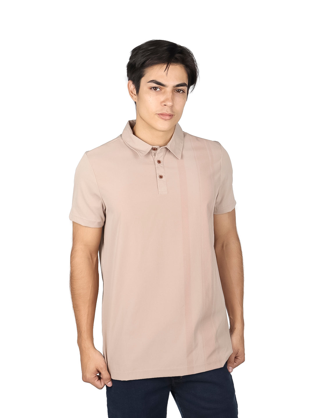 Hombre vistiendo una playera polo de color beige con cuello y botones.