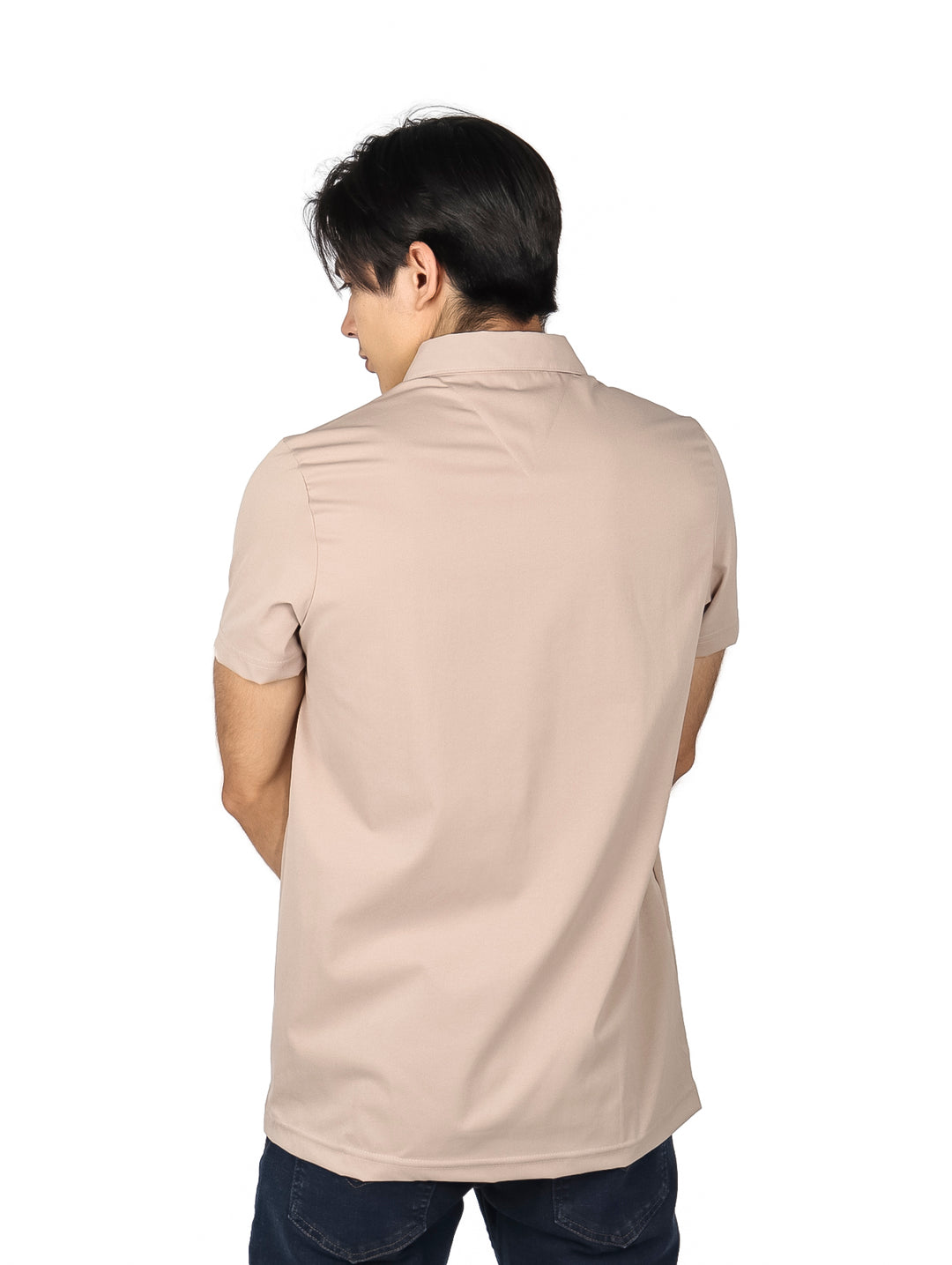 Hombre vistiendo una playera polo de color beige con cuello y botones.