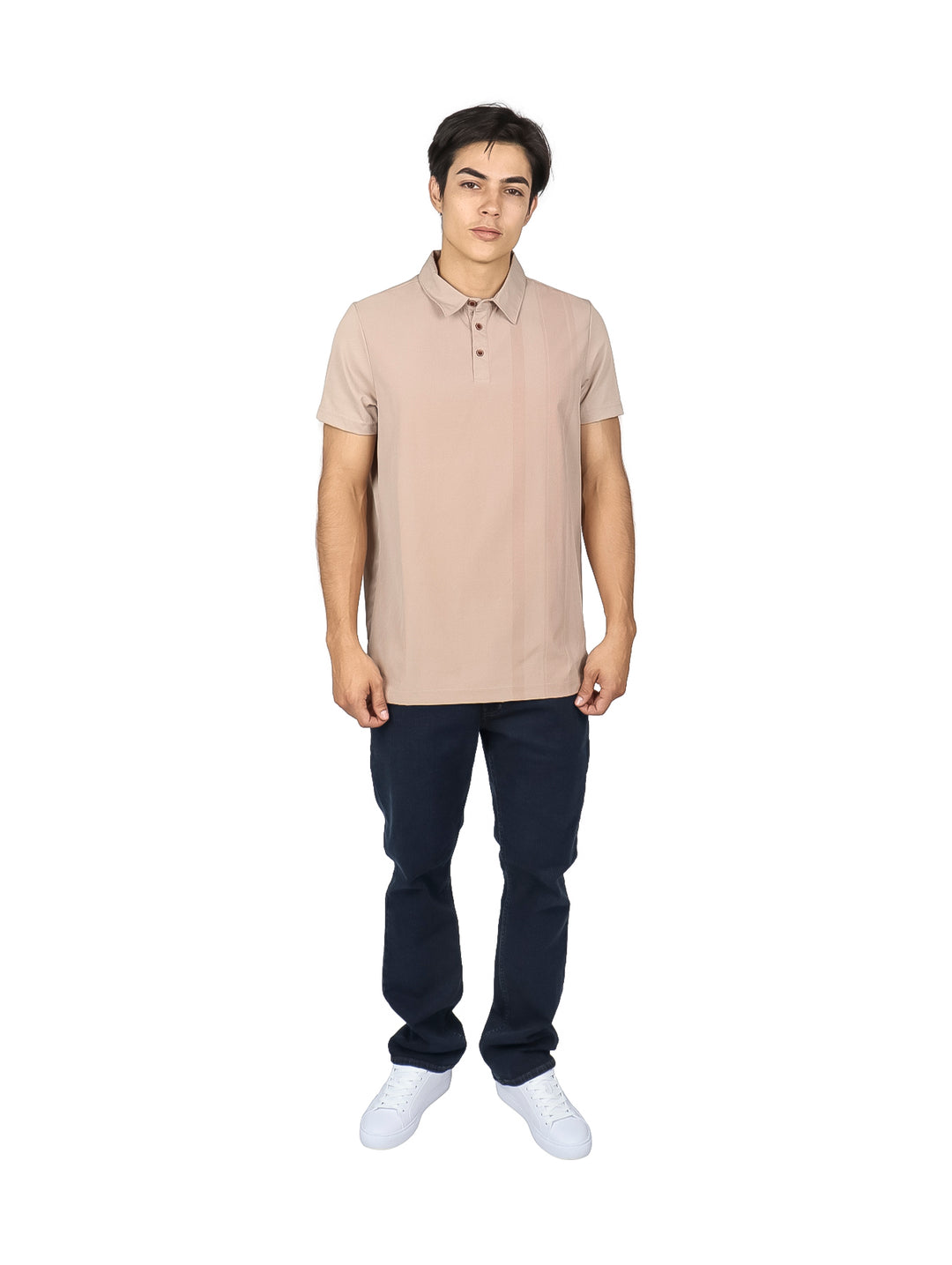 Hombre vistiendo una playera polo de color beige con cuello y botones.