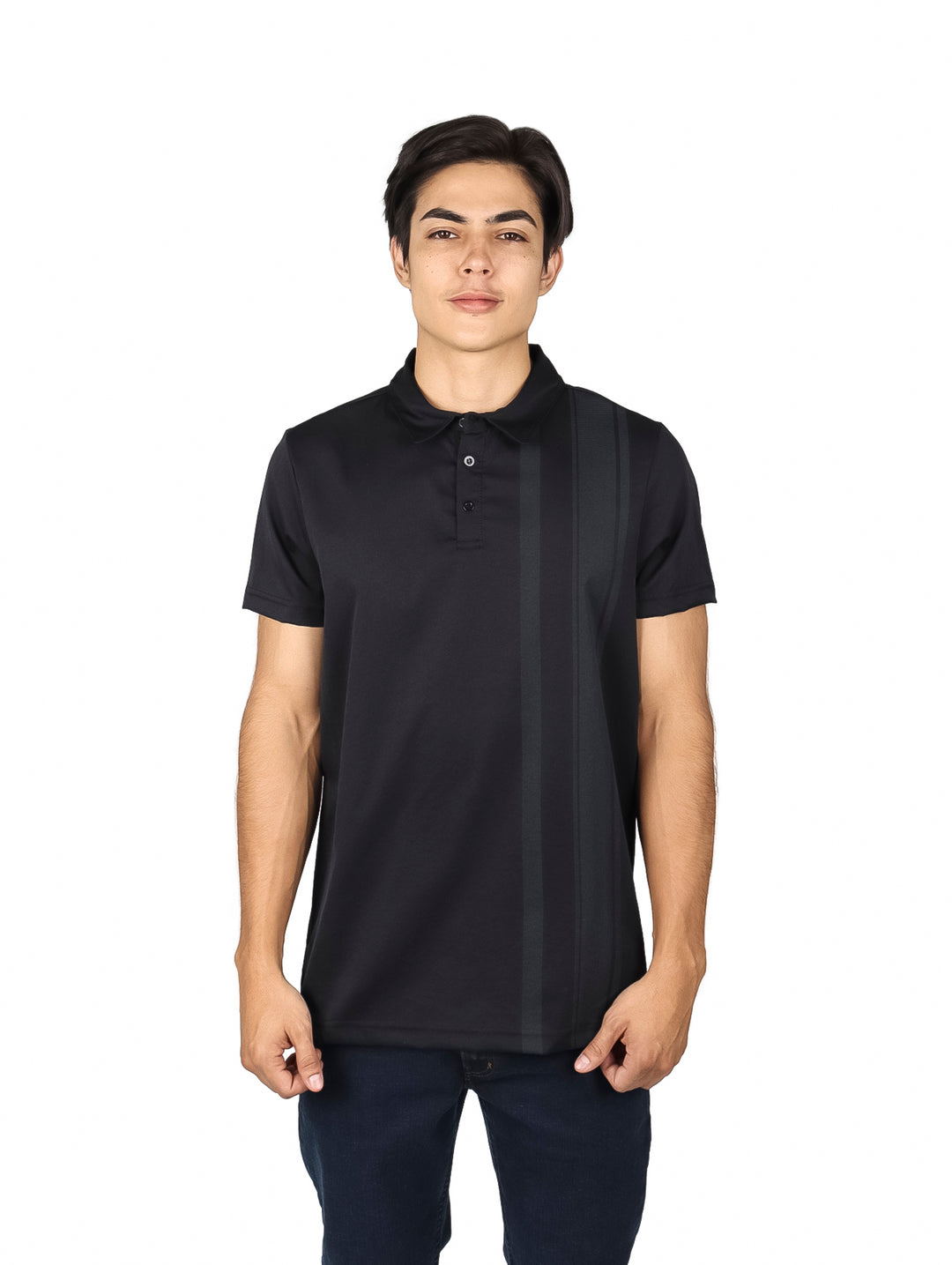 Hombre vistiendo una playera polo de color negro con cuello y manga corta sobre fondo blanco.