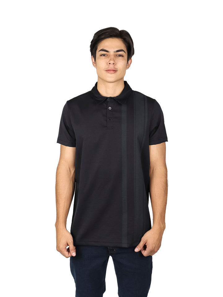 Hombre vistiendo una playera polo de color negro con cuello y manga corta sobre fondo blanco.